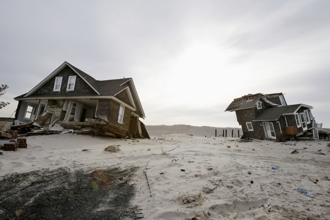 This Feb. 22 file photo shows two heavily damaged homes in New Jersey following Superstorm Sandy.   AP-Yonhap News