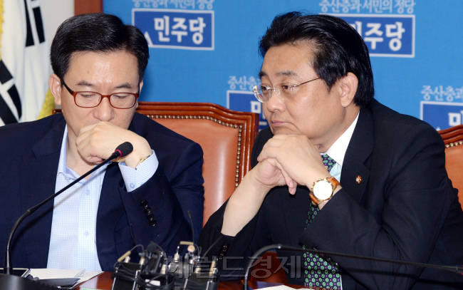 민주당 전병헌 원내대표는 3일 오전 국회에서 원내대책회의를 열어 정기국회 운영방안 등을 논의하고 있다. 박현구 기자phko@heraldcorp.com
민주당 전병헌 원내대표는 3일 오전 국회에서 원내대책회의를 열어 정기국회 운영방안 등을 논의하고 있다. 박현구 기자phko@heraldcorp.com