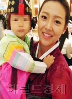 임유진(영화배우/탤런트)
이서진이 ‘로열패밀리’라고 언급한 탤런트 윤태영이 화제가 되고 있는 가운데 그의 아내 임유진이 온라인을 뜨겁게 달구고 있다.