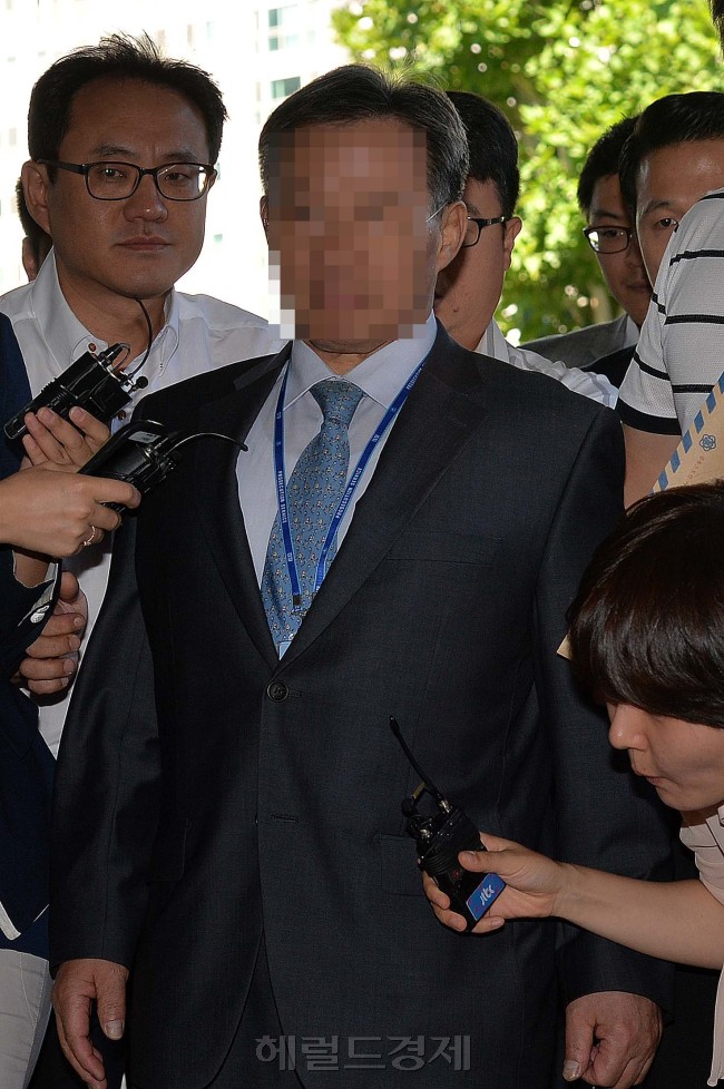 3일 오전 여대생 청부살인사건으로 잘 알려진 주범 윤모<br />씨의 남편인 류원기 영남제분회장이 허위진단서 발급을 이유로 연세대학교 세브란스병원 윤씨의 주치의 박병우교수에게 돈을 전달한 협의로 영장실질심사를 받기위해 서울 서부지법으로 출두를 하고 있다.<br />이상섭 기자. babtong@heraldcorp.com 2013.09.03
