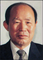 김동리(김시종/소설가/시인)
30살의 나이 차가 나는 김동리의 아내 서영은의 속이 궁금했다. 문학의 스승, 인생의 선배로서가 아닌 부부로서 김동리라는 남자는 어땠을까. 24살 환한 나이에 김동리를 만나 이제 노년에 이른 서영은은 주저없이 “정말 좋았다”고 했다.