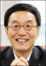 이건호(금융인/국민은행은행장)
서울 여의도에 있는 KB국민은행 본사 14층 구내식당에서는 일주일에 한 번꼴로 진풍경을 볼 수 있다.
