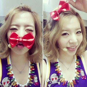 써니(이순규/가수/소녀시대)
그룹 소녀시대의 써니가 깜찍한 빨간 리본을 한 사랑스러운 사진을 공개해 화제다.
