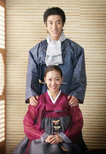 임유진(영화배우/탤런트),윤태영(탤런트/영화배우)
배우 이서진이 2일 밤 한 방송에서 윤태영을 연예계 대표 로열패밀리라고 지목하자 3일 네티즌 사이에 그의 아내 임유진에 대한 관심이 뜨겁게 달아 오르고 있다.