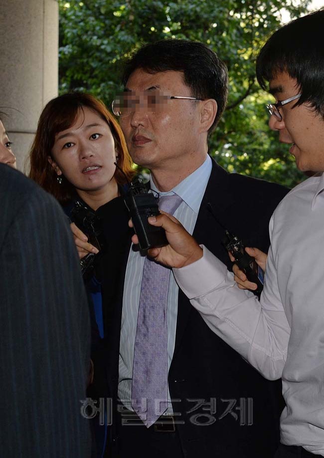 박병우(교수/서울대학교교수)
3일 오전 여대생 청부살인사건으로 잘 알려진 주범 윤모씨의 남편인 류모 영남제분회장으로부터 돈을 받고 허위진단서 발급한 연세대 세브란스병원 교수인 윤씨의 주치의 박모 교수가 영장실질심사를 받기위해 서울서부지법으로 출두를 하고 있다.