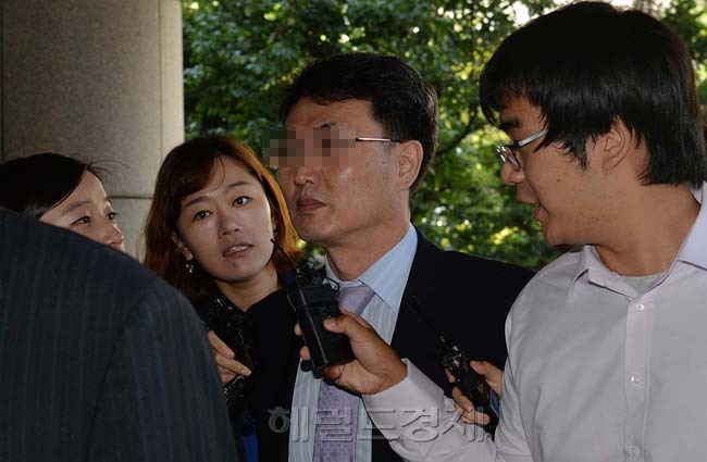 박병우(교수/서울대학교교수)
3일 오전 여대생 청부살인사건으로 잘 알려진 주범 윤모씨의 남편인 류모 영남제분회장으로부터 돈을 받고 허위진단서 발급한 연세대 세브란스병원 교수인 윤씨의 주치의 박모 교수가 영장실질심사를 받기위해 서울서부지법으로 출두를 하고 있다.