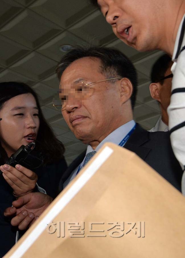 류원기(기업인/스포츠인/영남제분회장/부산광역시역도연맹회장/대한역도연맹회장)
3일 오전 여대생 청부살인사건으로 잘 알려진 주범 윤모씨의 남편인 류모 영남제분회장이 허위진단서 발급을 이유로 연세대 세브란스병원 윤씨의 주치의 박모교수에게 돈을 전달한 협의로 영장실질심사를 받기위해 서울서부지법으로 출두를 하고 있다.