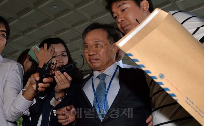 류원기(기업인/스포츠인/영남제분회장/부산광역시역도연맹회장/대한역도연맹회장)
3일 오전 여대생 청부살인사건으로 잘 알려진 주범 윤모씨의 남편인 류모 영남제분회장이 허위진단서 발급을 이유로 연세대 세브란스병원 윤씨의 주치의 박모교수에게 돈을 전달한 협의로 영장실질심사를 받기위해 서울서부지법으로 출두를 하고 있다.