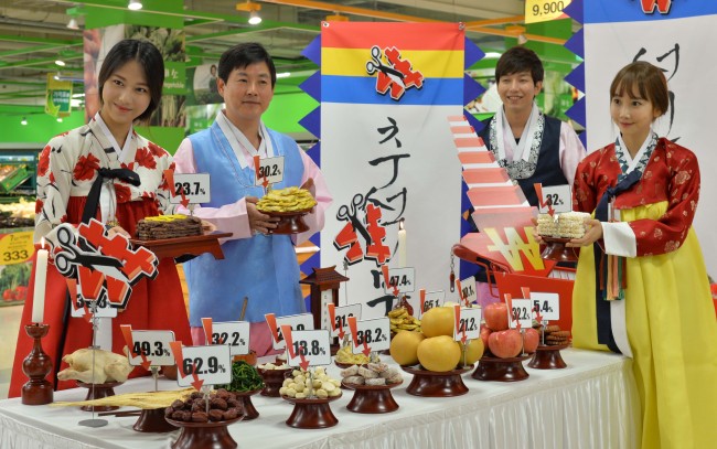 3일 오전 서울 영등포구 홈플러스에서 추석을 맞아 서민 물가안정을 위해 22개의 핵심 제수용품을  지난해 추석 대형마트 가격 수준보다 최대 65.1%, 평균 29.6% 인하해 판매하는 행사를 가졌다.<br />이상섭 기자. babtong@heraldcorp.com 2013.09.03
Retail giant Homeplus holds a ceremony to give a discount for ritual foods at its store in Yeongdeungpo, southwestern Seoul, on Tuesday, ahead of Chuseok holidays that start Sept. 18.   Lee Sang-sub/The Korea Herald
Retail giant Homeplus holds a ceremony to give a discount for ritual foods at its store in Yeongdeungpo, southwestern Seoul, on Tuesday, ahead of Chuseok holidays that start Sept. 18.   Lee Sang-sub/The Korea Herald