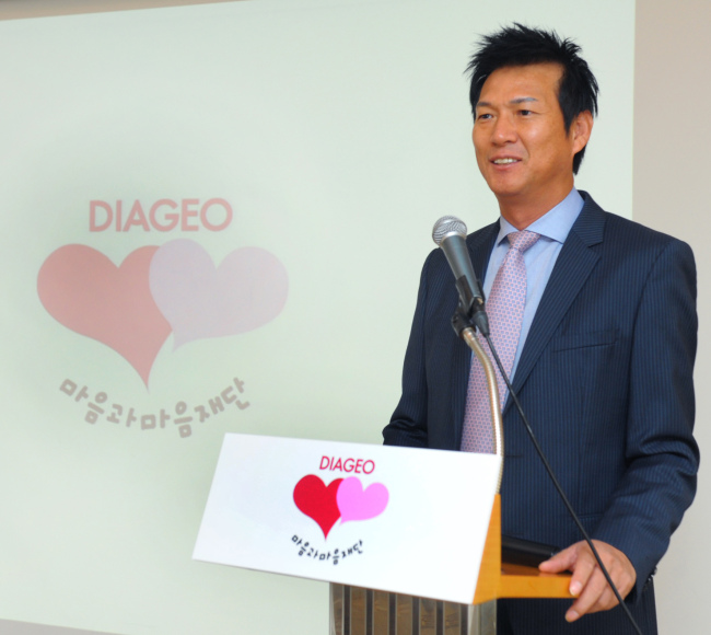 조길수(기업인)
글로벌 주류업체 디아지오의 한국법인인 디아지오코리아 조길수(50) 신임 대표는 “위스키 시장이 많이 침체돼 있어 이를 메우기 위해 보드카, 수입맥주 등 젊은층이 선호하는 주류 라인업을 강화하겠다”고 밝혔다. 지난 7월부터 디아지오코리아의 수장으로서 업무를 시작한 조 대표가 지난 3일 서울시내 한 호텔에서 첫 기자간담회를 갖고 밝힌 복안이다.