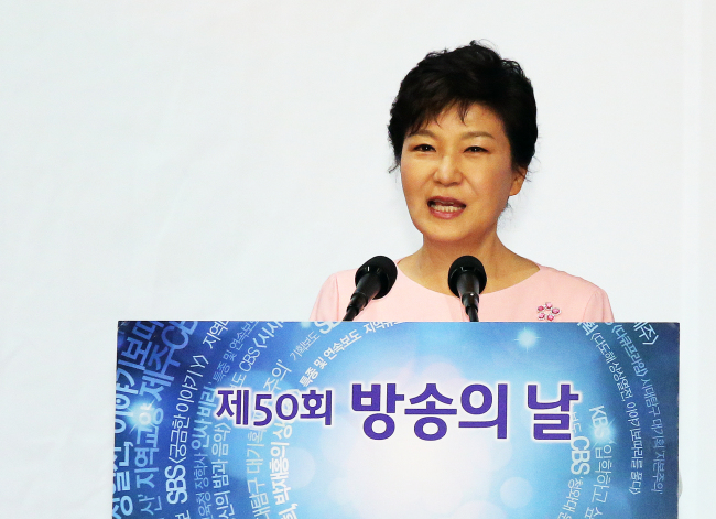 박근혜(대통령/대한민국대통령)
President Park Geun-hye leaves for Russia on Wednesday to attend the G20 summit, making her debut in multinational summit diplomacy. Park will also make a state visit to Vietnam later this week as the first leg of her “sales diplomacy.”