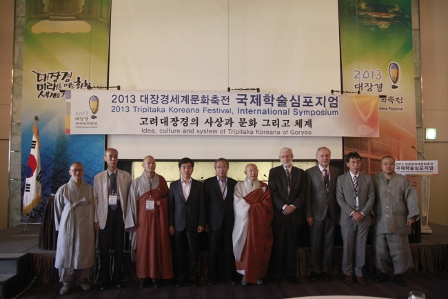 Ven. Seonhae (fifth from right), chief of Haeinsa Temple, and other high-ranking officials in Korean Buddhism pose with speakers at the 2013 Tripitaka Koreana Festival, International Symposium in Seoul on Tuesday. Speakers included, from fourth from right, Lewis Lancaster, Robert Buswell and Baba Hisayuki, as well as Choy Young-ho (second from left).    Tripitaka Koreana Festival organizing committee