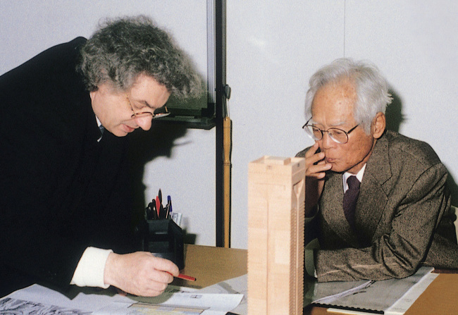 Shin Yong-ho (right), founder of Kyobo Life Insurance and Kyobo Book Center, and Swiss architect Mario Botta are shown reviewing the blueprint of Gangnam Kyobo Tower in this June 1994 photo.   Kyobo Life Insurance