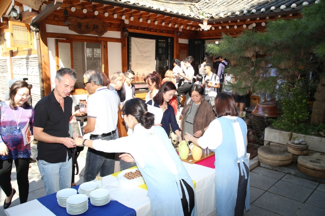 CCF delegates try Korean traditional tidbits at the Institute of Korean Royal Cuisine on Monday.   CICI