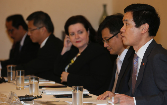 <YONHAP PHOTO-0387> 국제 반푸패 기관장 회의 (서울=연합뉴스) 박지호 기자 = 이성보 국민권익위원장(오른쪽)이 2일 오전 서울 성북구 성북동 삼청각에서 열린 국제 반부패 기관장 회의에서 환영사를 하고 있다. 2013.9.2 jihopark@yna.co.kr/2013-09-02 09:31:40/ <저작권자 ⓒ 1980-2013 ㈜연합뉴스. 무단 전재 재배포 금지.>
Lee Sung-bo (right), chairman of the Anti-Corruption and Civil Rights Commission of Korea, speaks during the seventh Anti-Corruption Agency Forum in Seoul on Monday.   Yonhap News