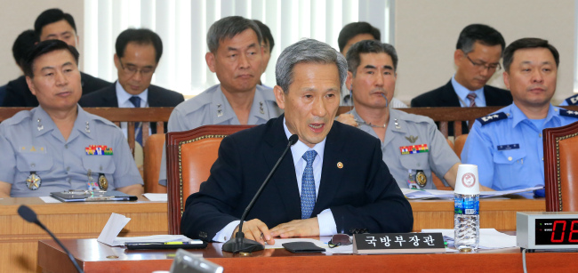 김관진(정무직공무원/전육군/국방부장관)
Defense Minister Kim Kwan-jin speaks to the parliamentary defense committee Tuesday.   Yonhap News
