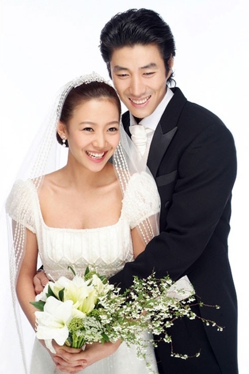 임유진(영화배우/탤런트),윤태영(탤런트/영화배우)
배우 이서진이 2일 밤 한 방송에서 윤태영을 연예계 대표 로열패밀리라고 지목하자 3일 네티즌 사이에 그의 아내 임유진에 대한 관심이 뜨겁게 달아 오르고 있다.