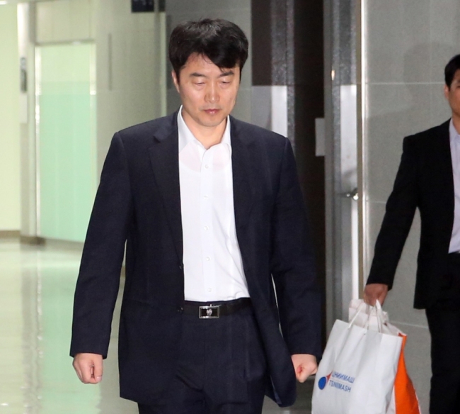 이석기(국회의원/통합진보당국회의원)
이석기 통합진보당 의원이 3일 국회 의원회관 본인의 사무실로 출근하고 있다. (연합뉴스)