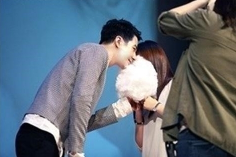 조인성(영화배우/탤런트)
배우 조인성이 팬과 함께 솜사탕 키스를 재연해 눈길을 끌고 있따.
