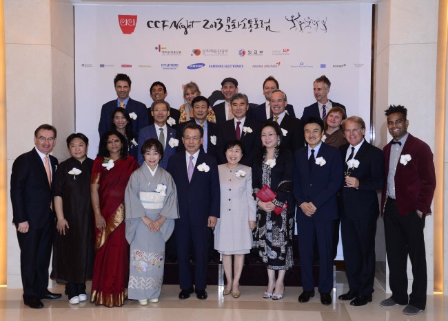 Former Prime Minister Han Seung-soo (first row, fifth from left); CICI president Choi Jung-hwa (first row, sixth from left); Saenuri Party Rep. Jasmine Lee (second row, left to right); Cho Hyun-jae, first vice minister of the Ministry of Culture, Sports and Tourism; vice chairman of Samsung Electronics Kang Ho-moon; U.S. Ambassador Sung Kim; along with this year’s CICI Culture Communication Forum participants pose at the CCF Night gala dinner held at the Westin Chosun hotel in Seoul on Tuesday. (Park Hae-mook/The Korea Herald)