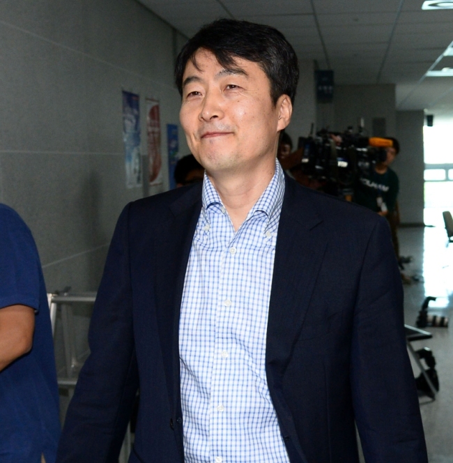 이석기(국회의원/통합진보당국회의원)
Rep. Lee Seok-ki of the Unified Progressive Party exits his office en route to the office of Rep. Kim Sun-dong on Tuesday. (Yonhap News)