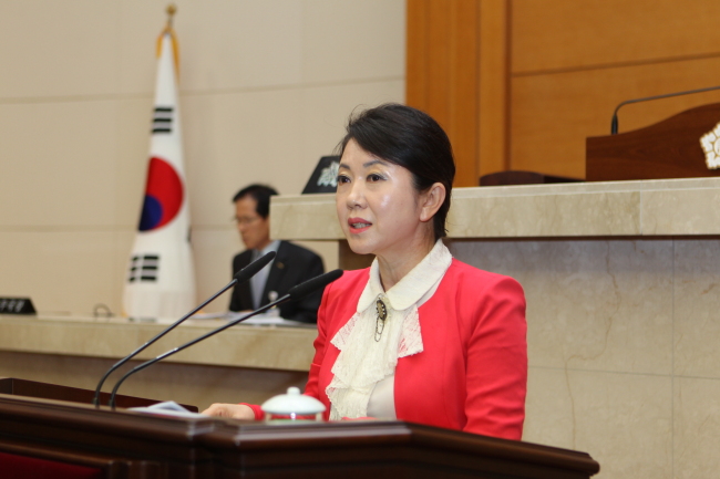 임영숙(기초의원/포항시의회의원)
한 여름 밤의 불꽃놀이를 위해 포항시민들의 세금을 낭비하는 것에 대해 재검토해야 한다는 주장이 제기됐다. 불꽃놀이 지출만큼 지역 경제 도움이 안되고 있다는 지적이다.