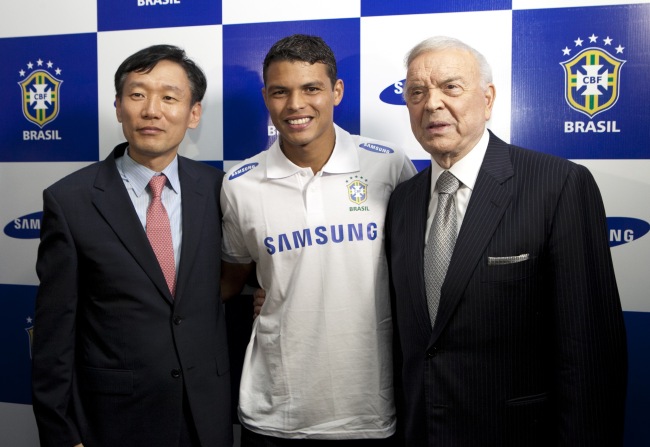 티아고실바(ThiagoSilva/축구선수/파리생제르맹FC수비수)
Samsung Electronics managing director Park Kyung-cheol (left), Brazil’s national football team captain Thiago Silva and Confederacao Brasileira de Futebol president Jose Maria Marin pose at the signing ceremony for sponsorship in Brasilia on Monday.   Samsung Electronics