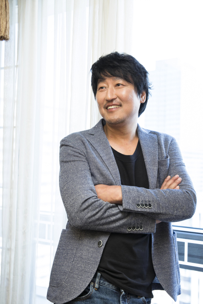송강호(영화배우)
3일 서울 광화문의 한 호텔에서 영화배우 송강호(46)를 만났다.‘설국열차’의 흥행 열기가 채 식지 않은 가운데, 송강호는 오는 12일 개봉하는 ‘관상’에 출연했다. 당대 최고의 ‘관상쟁이’로 꼽히는 가상의 인물과 조선 초기 정쟁의 피바람을 불러일으킨 ‘계유정난’의 역사적 사실을 결합시킨 이른바 ‘팩션 사극’이다.