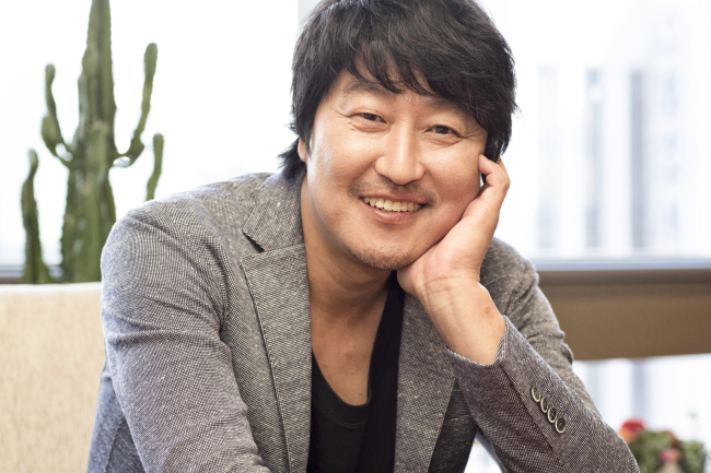 송강호(영화배우)
3일 서울 광화문의 한 호텔에서 영화배우 송강호(46)를 만났다.‘설국열차’의 흥행 열기가 채 식지 않은 가운데, 송강호는 오는 12일 개봉하는 ‘관상’에 출연했다. 당대 최고의 ‘관상쟁이’로 꼽히는 가상의 인물과 조선 초기 정쟁의 피바람을 불러일으킨 ‘계유정난’의 역사적 사실을 결합시킨 이른바 ‘팩션 사극’이다.