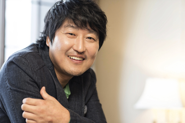 송강호(영화배우)
3일 서울 광화문의 한 호텔에서 영화배우 송강호(46)를 만났다.‘설국열차’의 흥행 열기가 채 식지 않은 가운데, 송강호는 오는 12일 개봉하는 ‘관상’에 출연했다. 당대 최고의 ‘관상쟁이’로 꼽히는 가상의 인물과 조선 초기 정쟁의 피바람을 불러일으킨 ‘계유정난’의 역사적 사실을 결합시킨 이른바 ‘팩션 사극’이다.