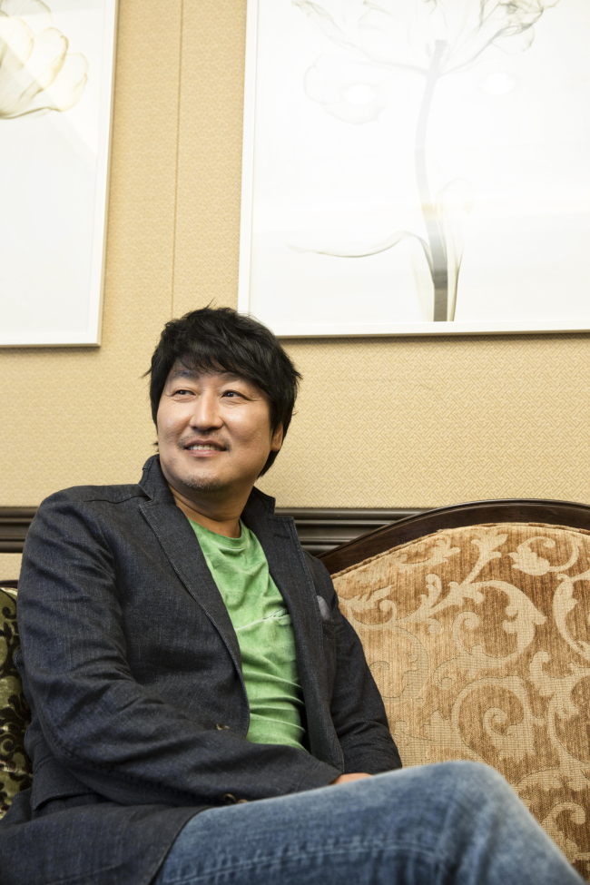 송강호(영화배우)
3일 서울 광화문의 한 호텔에서 영화배우 송강호(46)를 만났다.‘설국열차’의 흥행 열기가 채 식지 않은 가운데, 송강호는 오는 12일 개봉하는 ‘관상’에 출연했다. 당대 최고의 ‘관상쟁이’로 꼽히는 가상의 인물과 조선 초기 정쟁의 피바람을 불러일으킨 ‘계유정난’의 역사적 사실을 결합시킨 이른바 ‘팩션 사극’이다.