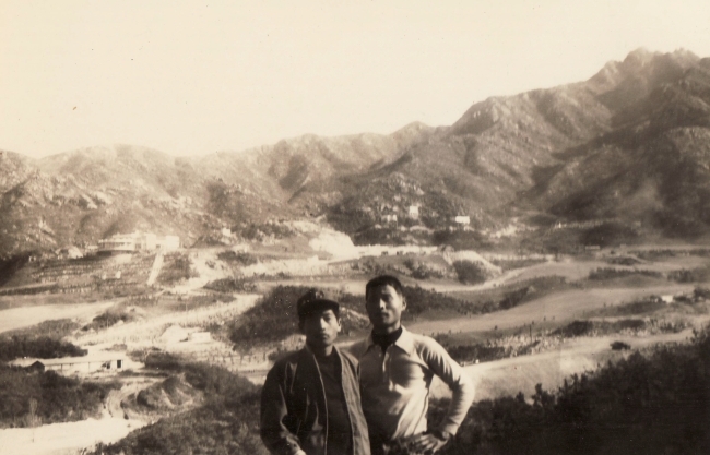 지금은 사라진 자학동(현 대학동) 골프장을 배경으로 찍은 청년들의 모습이 정겹다.