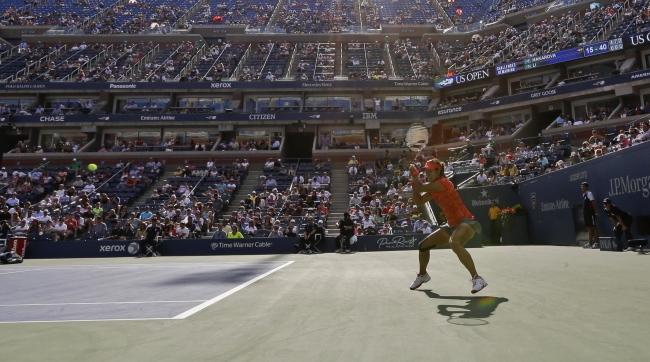 리나(LiNa/테니스선수)
<YONHAP PHOTO-0186> Li Na, of China, returns a shot to Ekaterina Makarova, of Russia, during the quarterfinals of the 2013 U.S. Open tennis tournament, Tuesday, Sept. 3, 2013, in New York. (AP Photo/Julio Cortez) /2013-09-04 05:42:59/ <저작권자 ⓒ 1980-2013 ㈜연합뉴스. 무단 전재 재배포 금지.>
Li Na returns a shot against Ekaterina Makarova at the U.S. Open on Tuesday.   AP-Yonhap News