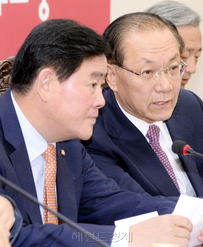 황우여 새누리당 대표와 최경환 원내대표가 4일 여의도 당사에서 열린 최고중진연석회의에서 이야기하고 있다. 박현구 기자phko@heraldcorp.com
4일 내란음모 혐의를 받고 있는 이석기 의원에 대한 체포동의안 처리를 앞두고 열린 새누리당 최고중진연석회의에서 황우여 대표와 최경환 원내대표가 원칙처리를 강조하고 있다. 여당은 이날 해외순방을 떠나는 박근혜 대통령이 귀국하는 11일까지 복잡한 현안을 정리하고, 정기국회에 임한다는 각오다. 박현구 기자/phko@heraldcorp.com