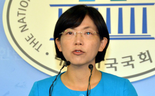 이정희 통합진보당 대표가 이석기 의원에 대한 체포동의안 처리가 예상되는 4일 오전 국회 정론관에서 기자회견을 열고 입장을 밝히고 있다.박현구 기자phko@heraldcorp.com