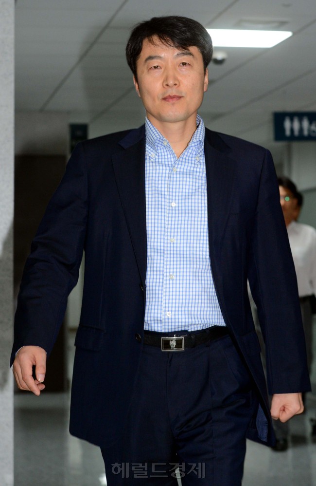 통진당 이석기의원이 4일 오전 국회 의원회관에 들어서고 있다.<br />박현구기자 phko@heraldcorp.com 2013.09.04
