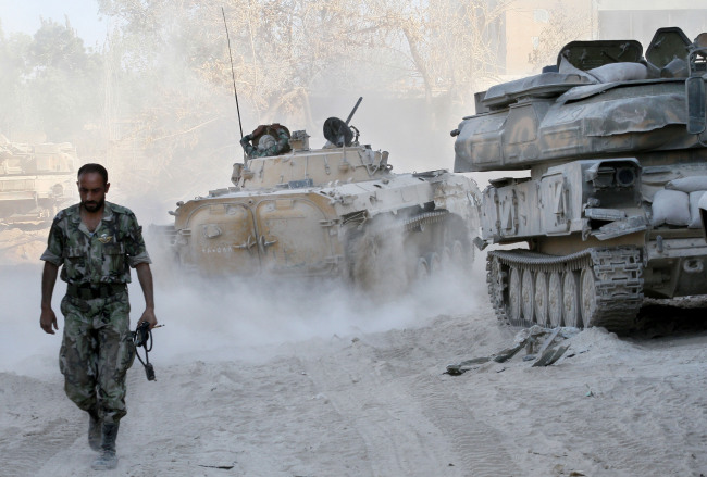 A Syrian army soldier walks on a street in the Jobar neighborhood of Damascus on Aug. 24.   AP-Yonhap News