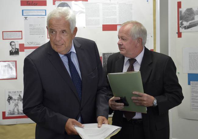 Rainer Stickelberger (left), minister of justice in German state Baden-Wuerttemberg, speaks next to German Kurt Schrimm, head of the Central Office of the Judicial Authorities of the Federal States for the Investigation of National Socialist Crimes, during a press conference in Ludwigsburg, southwestern Germany, Tuesday.   AFP-Yonhap News