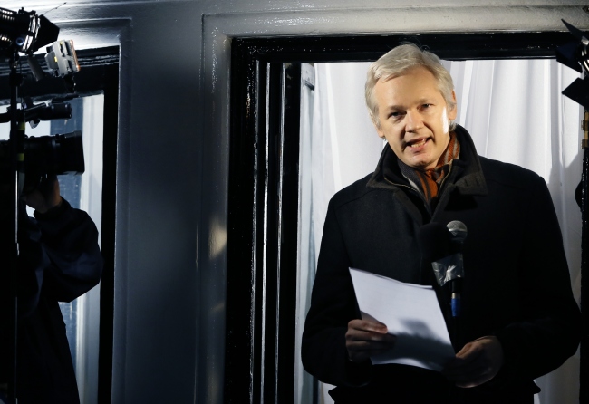Julian Assange, founder of WikiLeaks, speaks to the media and members of the public from a balcony at the Ecuadorian Embassy in London on Dec. 20, 2012.   AP-Yonhap News