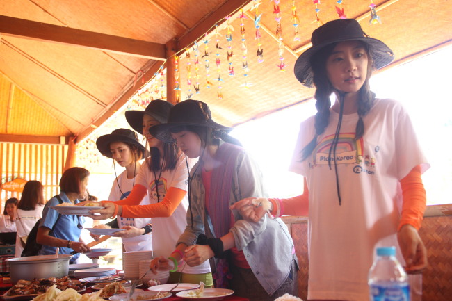 혜리(이혜리/가수/탤런트/걸스데이),민아(방민아/가수/걸스데이),유라(김아영/가수/걸스데이),소진(박소진/가수/걸스데이)
걸그룹 걸스데이(소진 유라 민아 혜리)가 태국 치앙라이에서 펼친 봉사활동 현장을 공개했다.