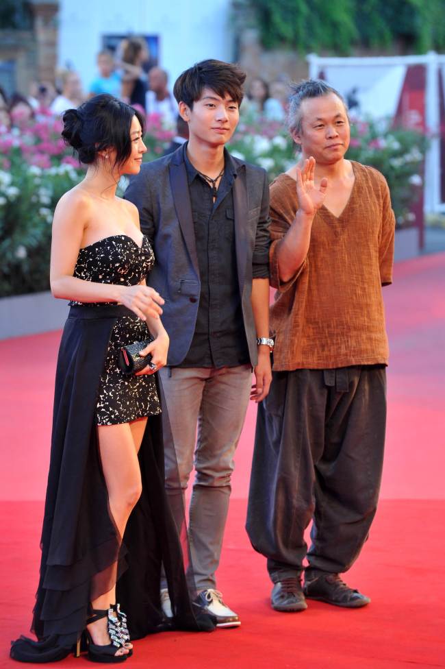 이은우(이유미/탤런트/영화배우),서영주(탤런트/영화배우),김기덕(영화감독)
<YONHAP PHOTO-0327> South Korean film director Kim Ki-Duk (R), South Korean actor Seo Young-Ju and South Korean actress Lee Eun-woo arrive for the screening of "Moebius" presented out of competition at the 70th Venice Film Festival on September 3, 2013 at Venice Lido. AFP PHOTO / TIZIANA FABI../2013-09-04 05:59:37/ <저작권자 ⓒ 1980-2013 ㈜연합뉴스. 무단 전재 재배포 금지.>
Korean film director Kim Ki-duk (from right), actor Seo Young-ju and actress Lee Eun-woo arrive for the screening of “Moebius” presented at the 70th Venice Film Festival on Tuesday at the Venice Lido.   AFP-Yonhap News