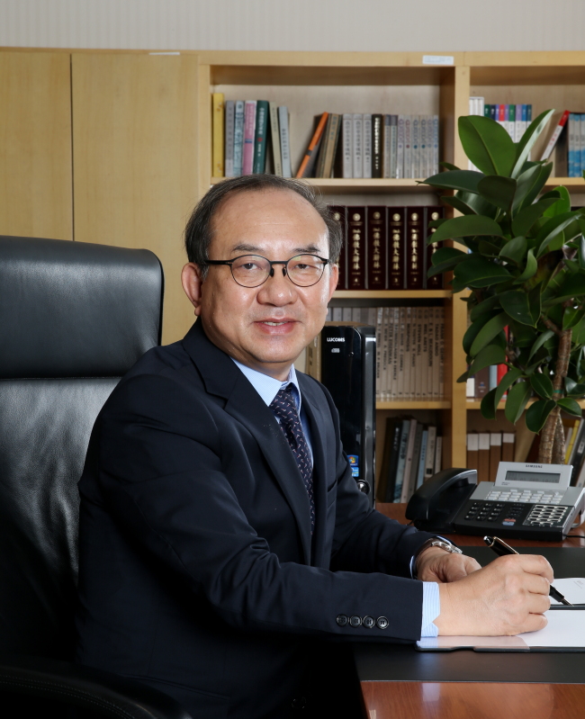 김봉렬(대학총장/교수/한국예술종합학교총장)
The Korea National University of Arts will hire more professors from outside the country over the next five years, its newly appointed president Kim Bong-ryol said Wednesday.