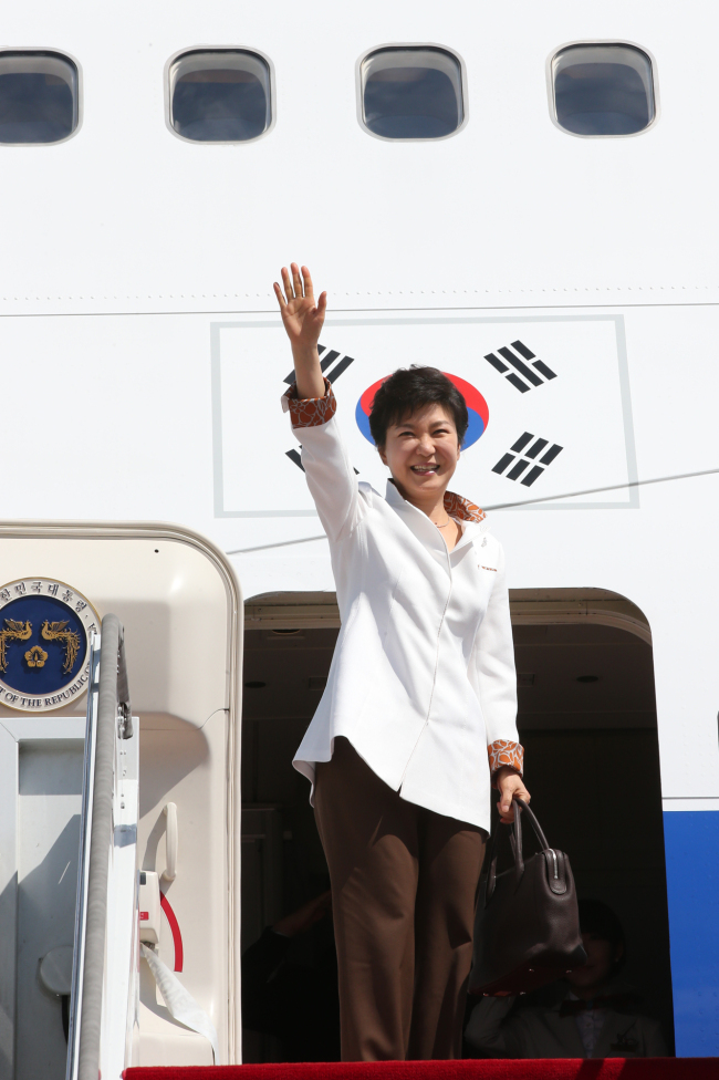 박근혜(대통령/대한민국대통령)
President Park Geun-hye waves as she leaves for Russia at Seongnam Air Base on Wednesday.   Yonhap News