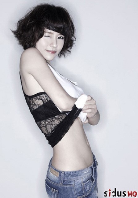 오지은(영화배우/탤런트)
배우 오지은이 동료배우 정준과의 갈등설이 나오면서 엉뚱하게 과거 섹시 화보가 또 화제가 됐다.