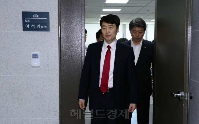 4일 오후 이석기 통합진보당 의원이 체포동의안 처리를 위한 본회의에 참석하기 위해 의원실을 나서고 있다. /헤럴드경제=박해묵 기자mook@heraldcorp.com