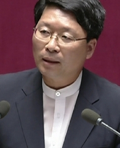 오병윤(국회의원/통합진보당국회의원)
통합진보당 소속 의원 및 당원 200여명은 4일 오전 국회 본관 앞 계단에서 이석기 의원에 대한 체포 동의안 처리를 반대하는 집회를 열었다.