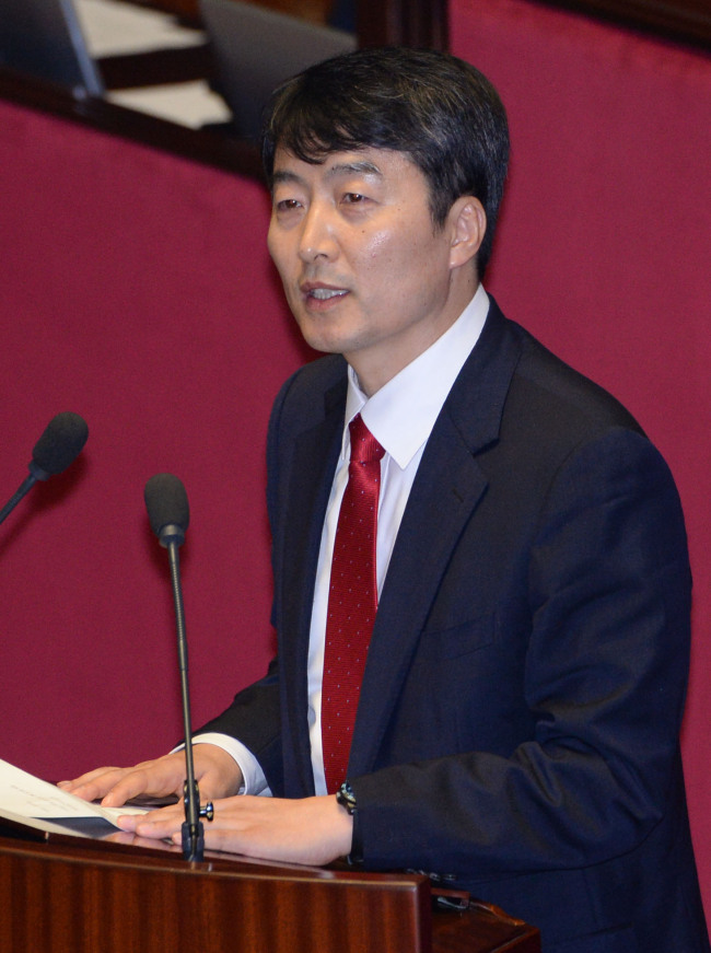 내란음모 혐의를 받고 있는 통합진보당 이석기 의원이 4일 자신에 대한 체포동의안 표결이 임박한 상황에서 국회에서 신상발언을 하고 있다.<br />.박현구 기자phko@heraldcorp.com