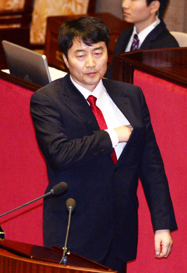 내란음모 혐의를 받고 있는 통합진보당 이석기 의원이 4일 자신에 대한 체포동의안 표결이 임박한 상황에서 국회에서 신상발언을 하고 있다.<br />.박현구 기자phko@heraldcorp.com