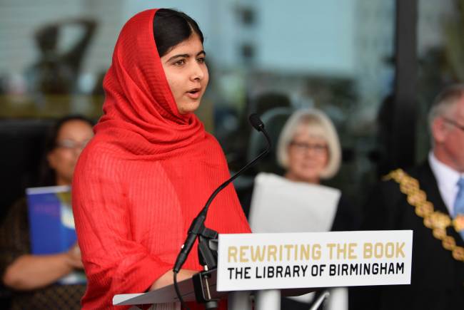 <YONHAP PHOTO-1684> Malala Yousafzai, the 16-year-old Pakistani advocate for girls education who was shot in the head by the Taliban in 2012, speaks as she officially opens The Library of Birmingham in Birmingham, central England, on September 3, 2013. Pakistani activist Malala Yousafzai, shot in the head by a Taliban militant last October after campaigning for girls' right to education, gave an address as she officially opened the new Library of Birmingham. AFP PHOTO / PAUL ELLIS../2013-09-03 19:48:18/ <저작권자 ⓒ 1980-2013 ㈜연합뉴스. 무단 전재 재배포 금지.>
Malala Yousafzai, the 16-year-old Pakistani advocate for girls’ education who was shot in the head by the Taliban in 2012, officially opens The Library of Birmingham in Birmingham, England, Tuesday.   AFP-Yonhap News