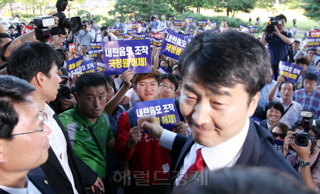이석기 통합진보당 의원이 4일 오후 서울 영등포구 여의도 국회 본청 정문 앞에서 체포동의안 본회의 가결과 관련해 입장을 밝히고 있다. 박현구 기자phko@heraldcorp.com